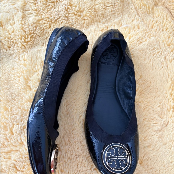 Tory Burch Glossy Black Flats with Silver Logo - Picture 4 of 5
